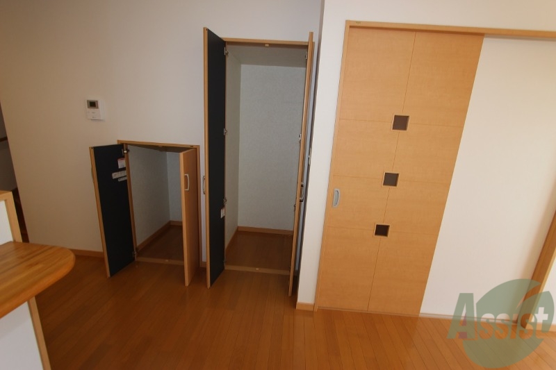 玄関　玄関からすぐリビングに入れるようになっております。