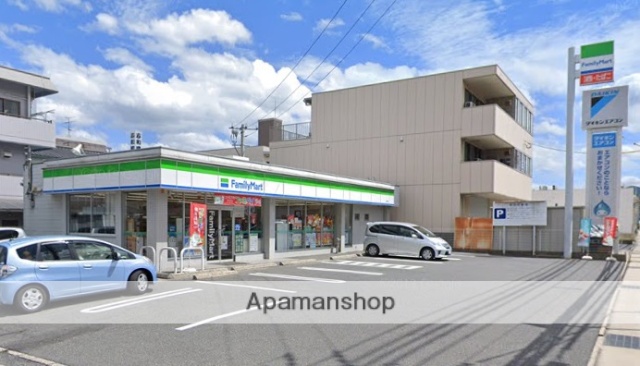 コンビニ　ファミリーマート（コンビニ）まで320m