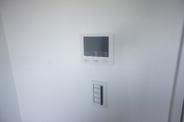 セキュリティ　来訪者を確認できるＴＶモニターホン付きです