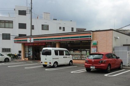 コンビニ　セブンイレブンさいたま鹿手袋店（コンビニ）まで303m