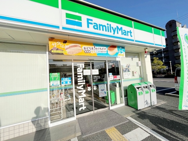 コンビニ　ファミリーマート（コンビニ）まで22m
