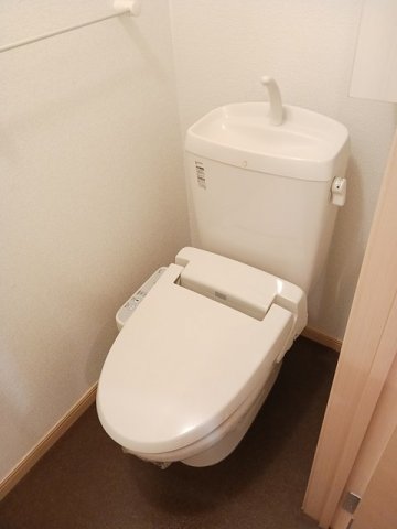 トイレ　落ち着いた色調のトイレです