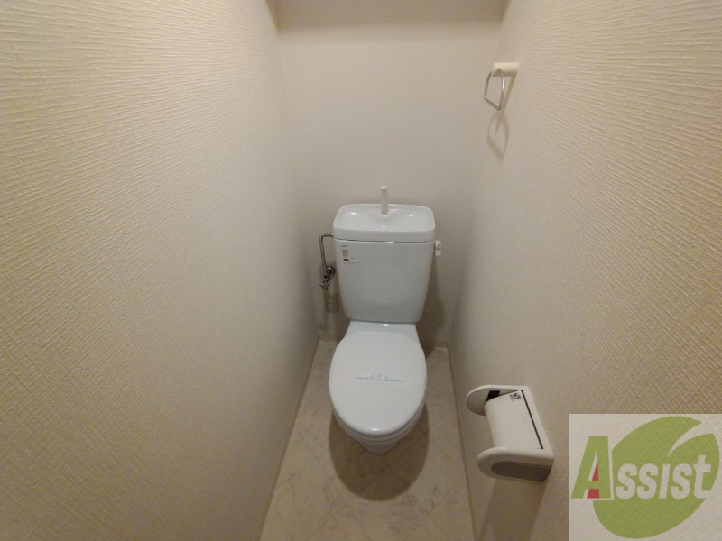 トイレ　トイレです。タオル掛けもついて便利ですね。