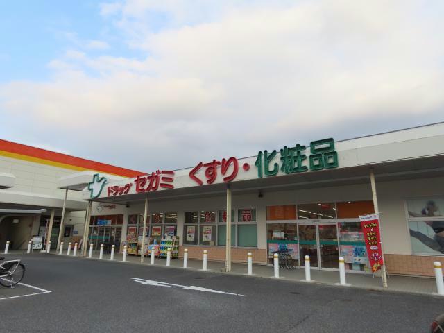 ドラックストア　ドラッグセガミ山口小郡店（ドラッグストア）まで576m
