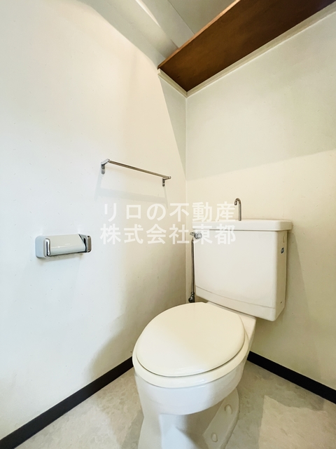 トイレ　上部収納棚あり！