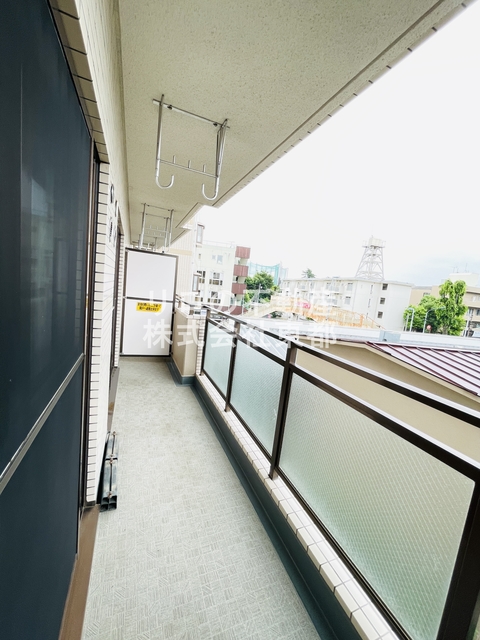 バルコニー　バルコニーがあるので洗濯物を太陽の下で干すことができます♪