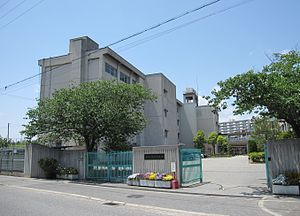 中学校　真砂中学校（中学校）まで698m