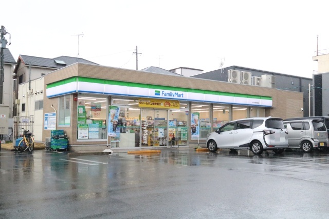 コンビニ　ファミリーマート　中川中野本町店（コンビニ）まで200m