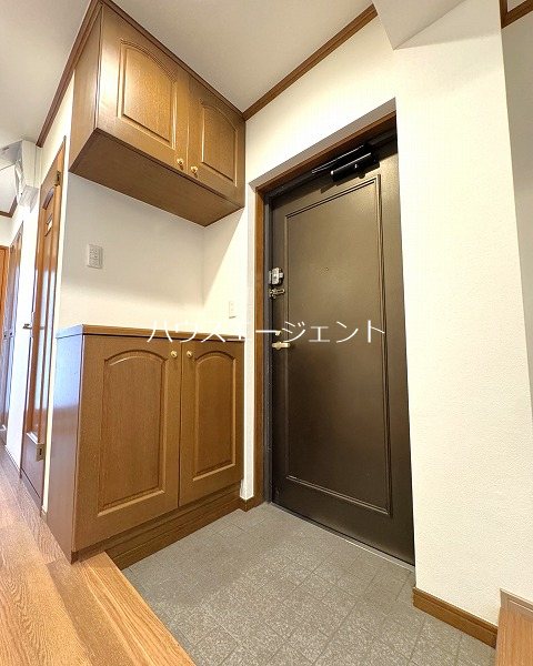 玄関　シューズボックス付きで玄関を広く使えます。