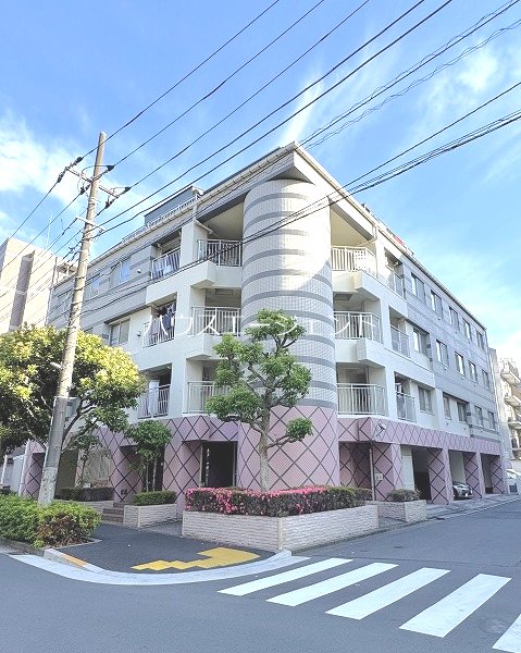 建物外観　ピンクのアクセントカラーのオシャレなマンションです♪