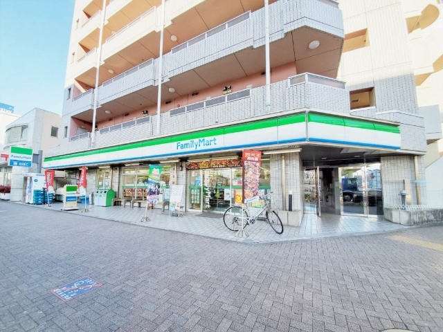 コンビニ　ファミリーマート（コンビニ）まで300m