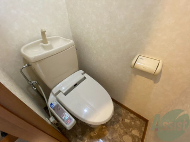 トイレ　温水洗浄便座なので快適に使用できそうですね。