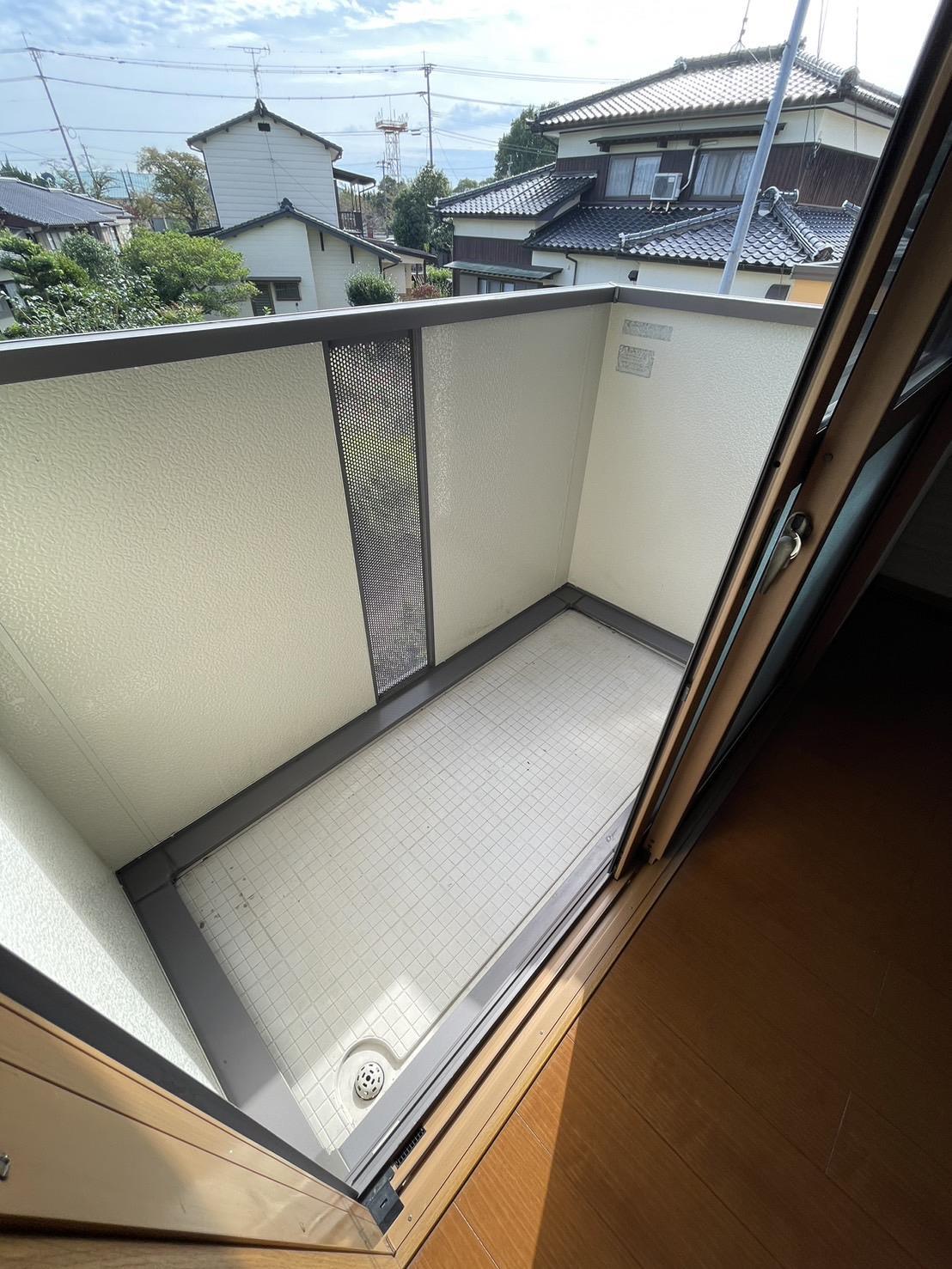 バルコニー　朝日が差し込むベランダです