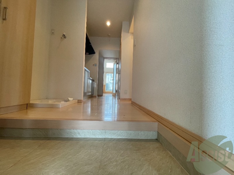 玄関　廊下はきれいなフローリングでリビングからの光も入ってきます。