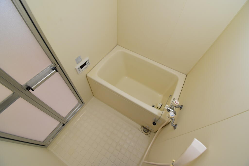 バス・シャワールーム　※同建物の別のお部屋の写真です。