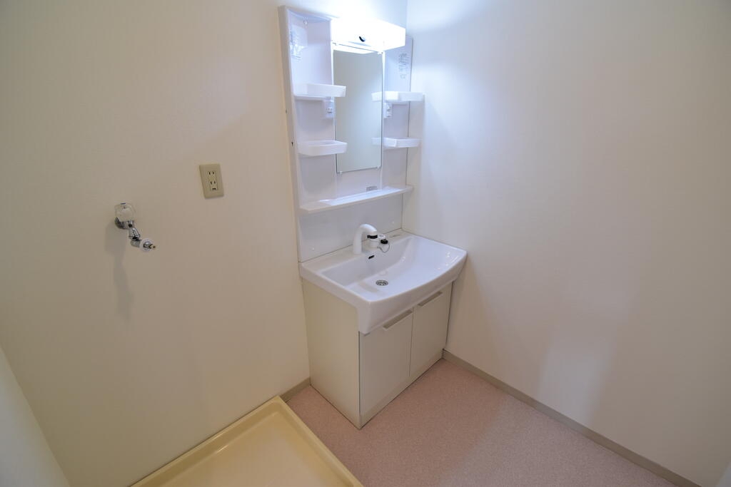 洗面設備　※同建物の別のお部屋の写真です。
