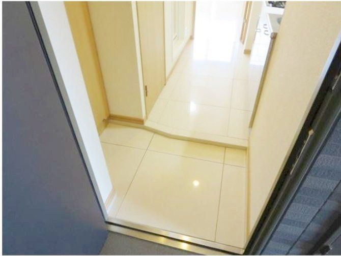 玄関　※同タイプの別のお部屋です。
