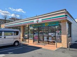 コンビニ　セブンイレブン足立神明1丁目店（コンビニ）まで586m