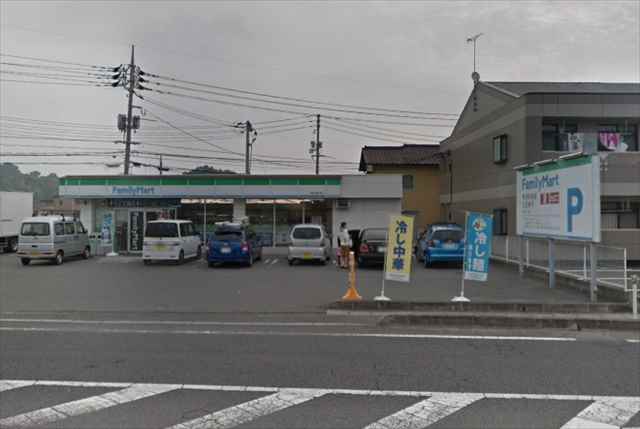 コンビニ　ファミリーマート（コンビニ）まで324m