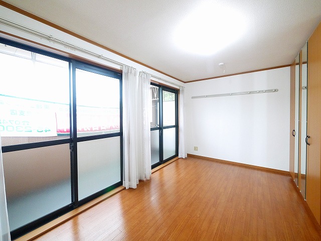 その他部屋・スペース　開放的な寝室です