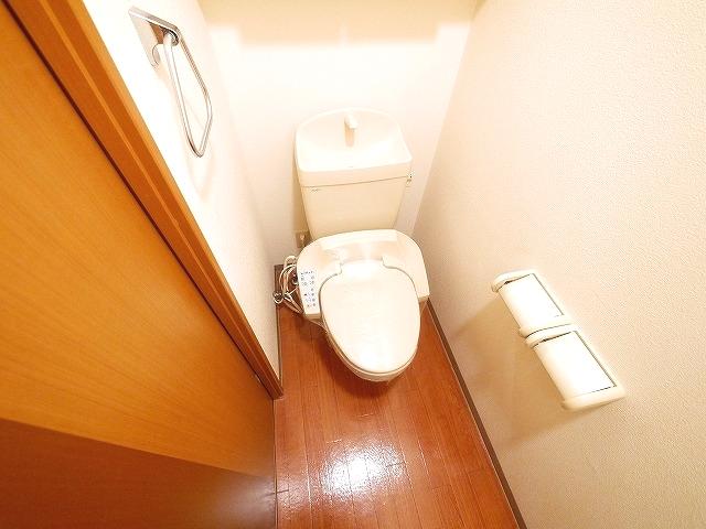トイレ　落ち着いた色調のトイレです