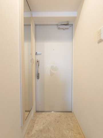 玄関　※参考写真です。異なる間取りの部屋の写真となります。