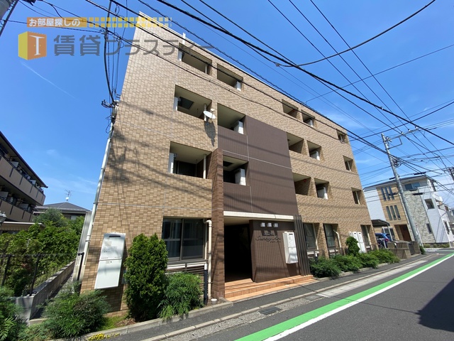 建物外観　入口にオシャレなアートがあしらわれた、オートロックマンション