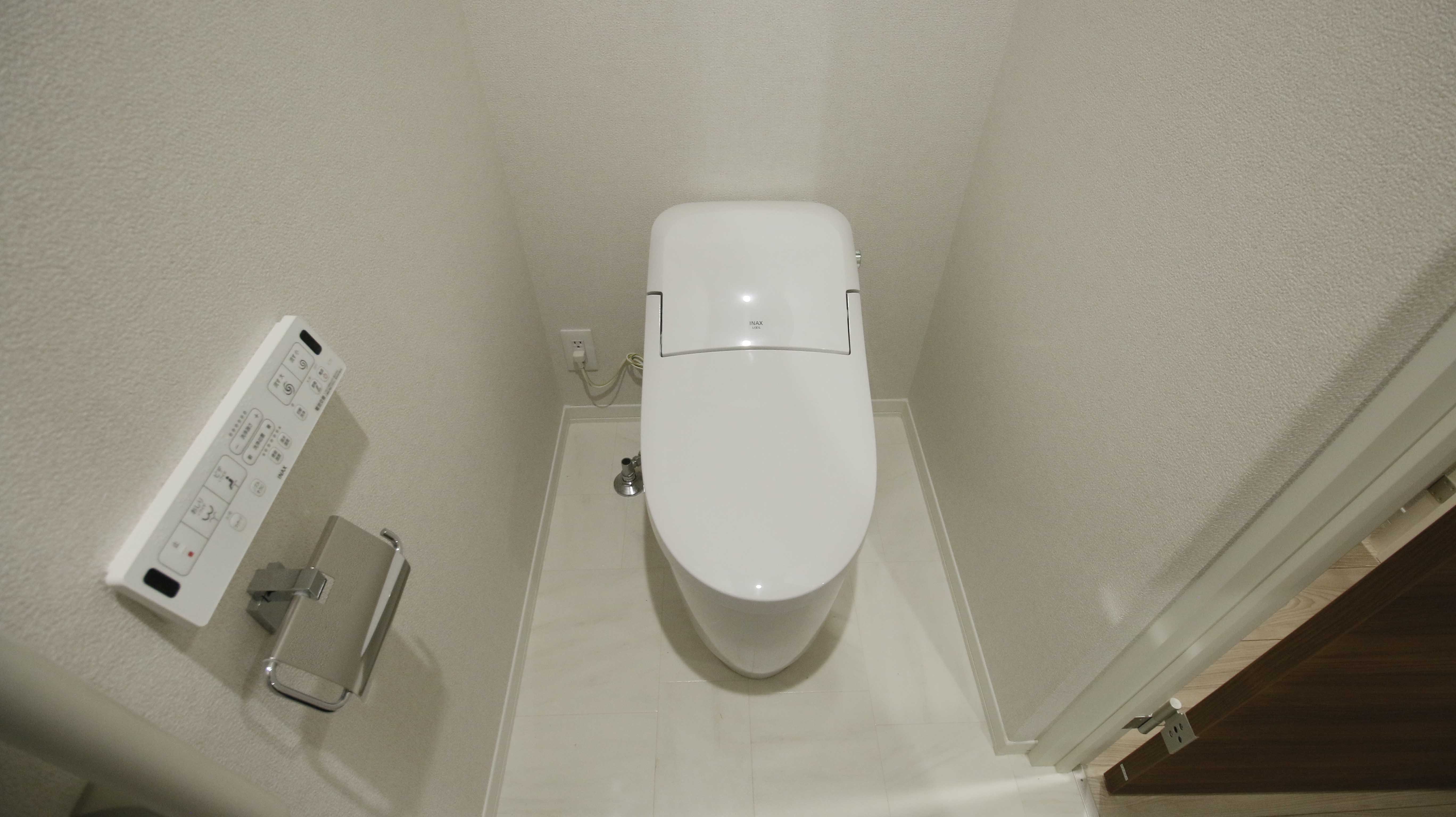トイレ　タンクレストイレ　手洗いは別にあります。