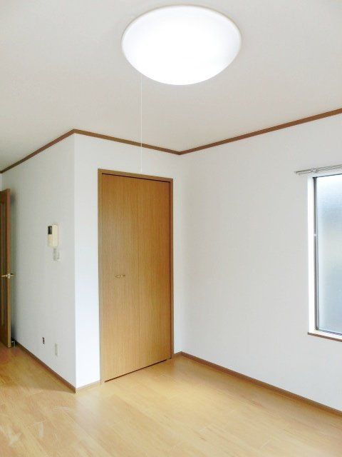 その他部屋・スペース　バルコニー側からのお部屋です。