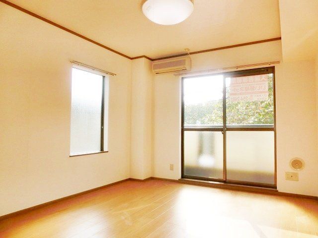 居室・リビング　2面採光で明るいお部屋です。
