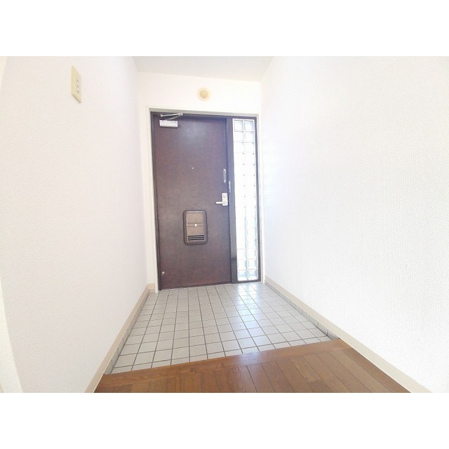 玄関　写真は別の部屋のものです