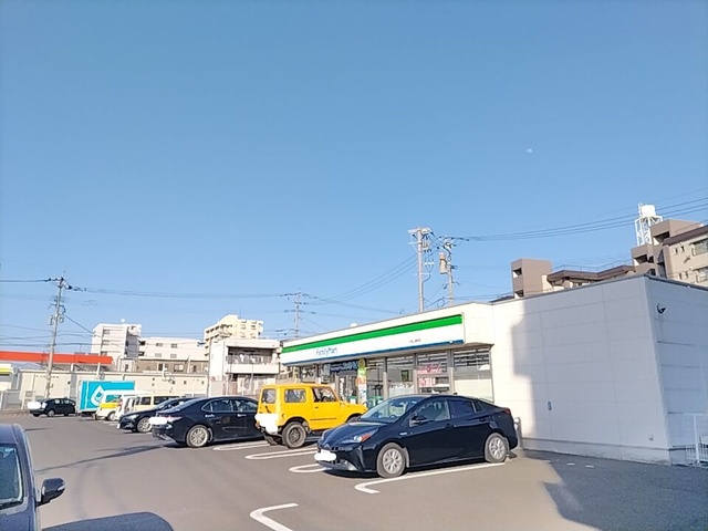 コンビニ　ファミリーマート小倉上富野店（コンビニ）まで300m