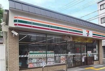 コンビニ　セブンイレブン 西京極西大丸町店（コンビニ）まで305m