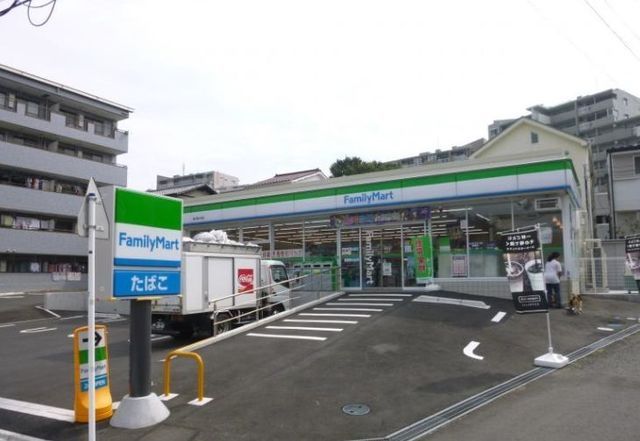 コンビニ　ファミリーマート（コンビニ）まで657m