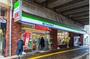 コンビニ　ファミリーマート札幌駅西口店（コンビニ）まで215m