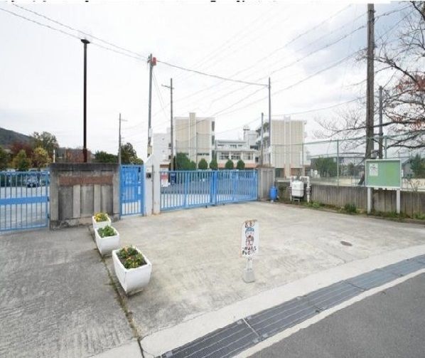 小学校　箕面市立西小学校（小学校）まで240m