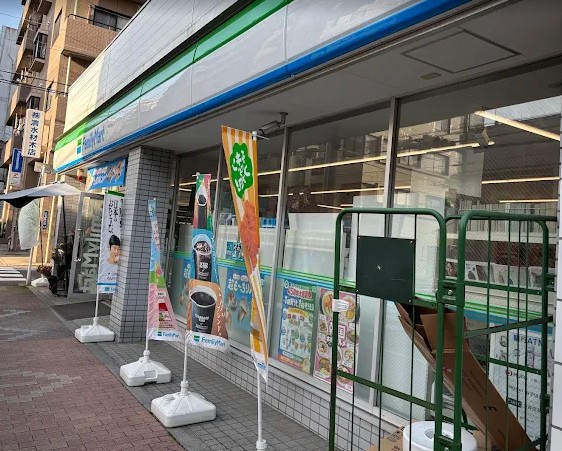 コンビニ　ファミリーマート台東松が谷店（コンビニ）まで142m