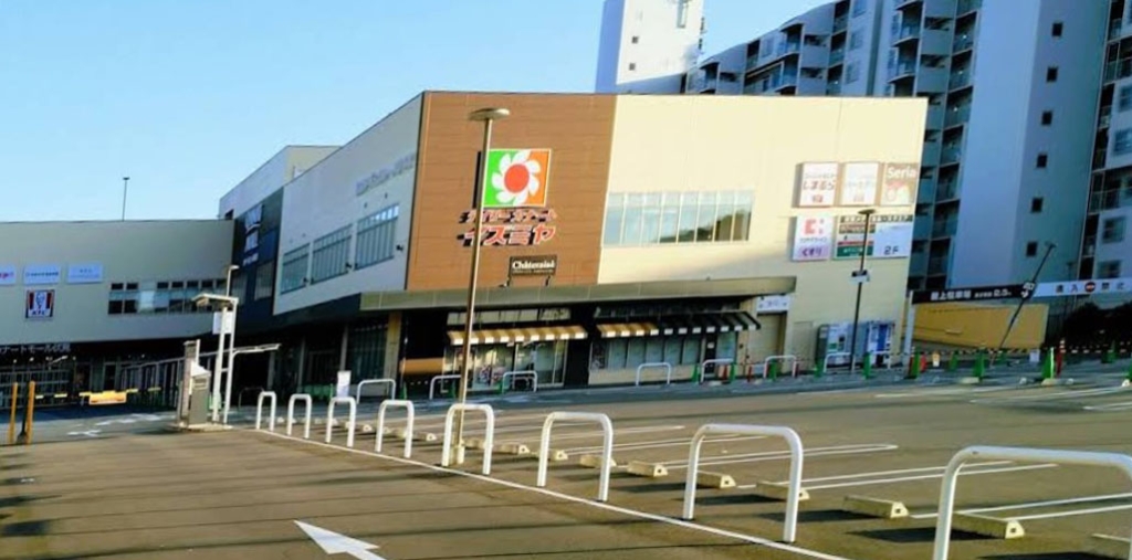 スーパー　デイリーカナートイズミヤカナートモール伏見店（スーパー）まで135m
