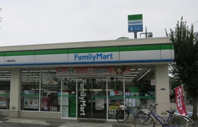 コンビニ　ファミリーマート（コンビニ）まで500m