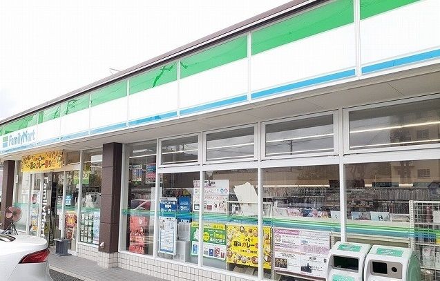 コンビニ　ファミリーマート様（コンビニ）まで450m