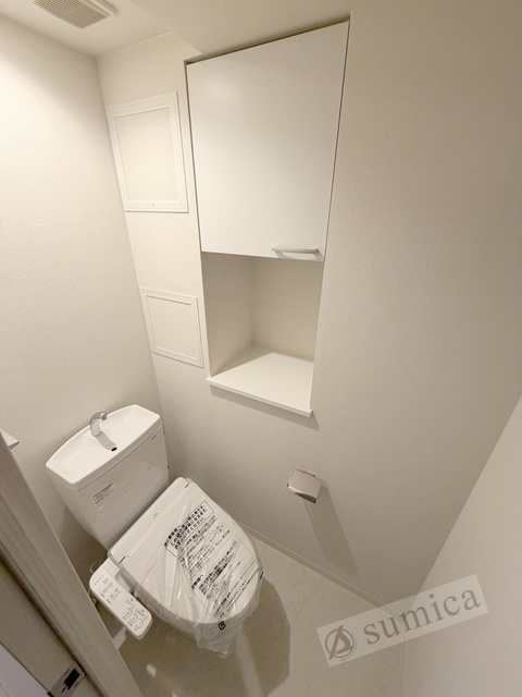 トイレ　人気アイテムの温水洗浄便座。清潔感のあるトイレです。