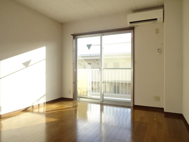 居室・リビング　参考：307号室（内装・設備が異なる場合があります。）