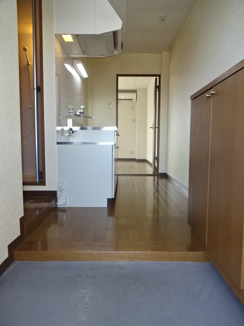 玄関　参考：307号室（内装・設備が異なる場合があります。）