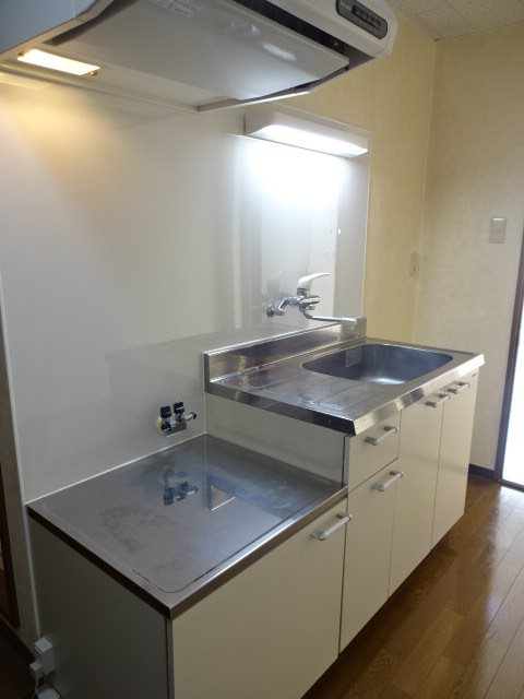 キッチン　参考：307号室（内装・設備が異なる場合があります。）