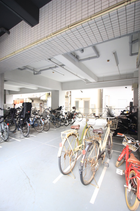 その他共有部分　屋根付き駐輪場・バイク置き場です。