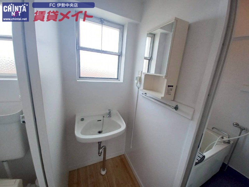 洗面設備　同型参考写真