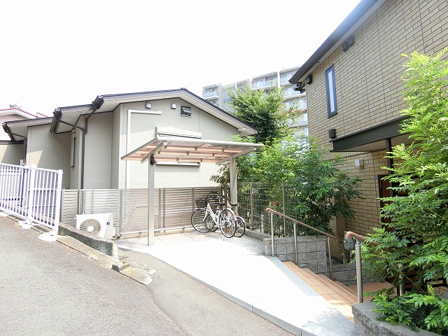 その他共有部分　屋根付きの駐輪場があるので雨が降っても安心です☆荷物が重いと