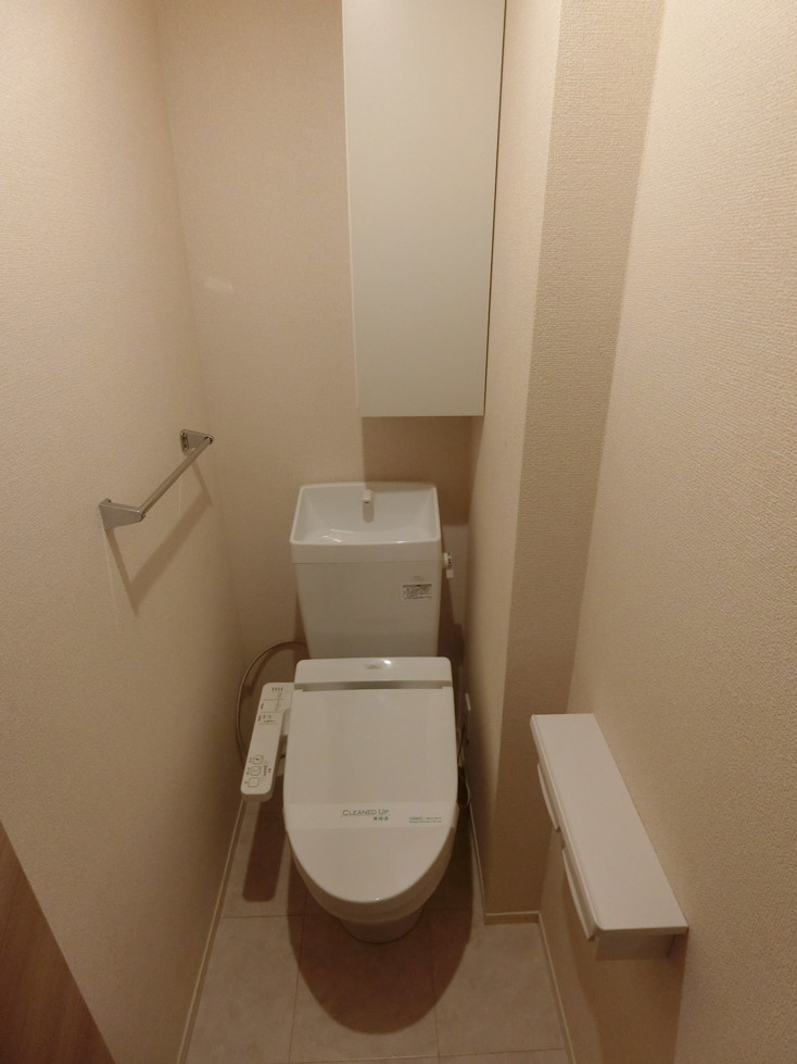 トイレ　トイレは温水洗浄便座付き♪人気のバストイレ別です♪小物を置け
