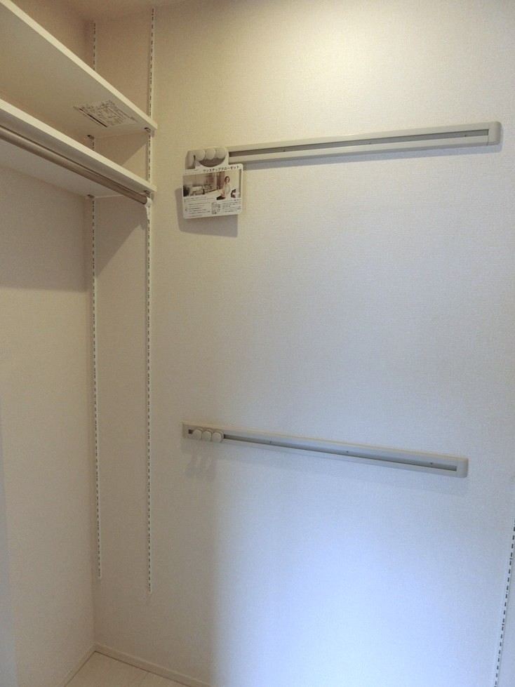 収納　洋室6帖のお部屋にあるワンステップクローゼットです！お洋服を