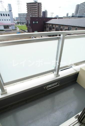 バルコニー　暖かな日差しのふりそそぐバルコニー
